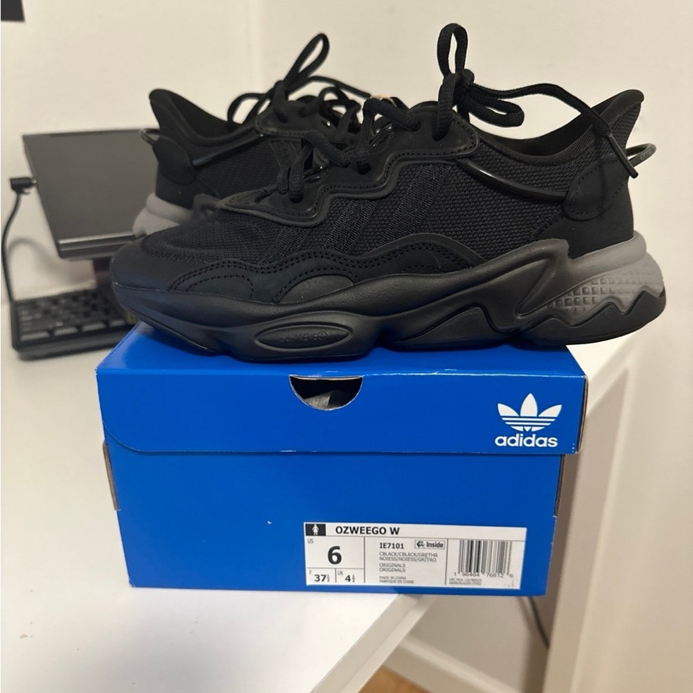 Adidas ozweego black size 6 women’s sneakers
